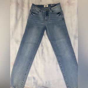 the effortless skinny crop light blue vintage kensie jeans